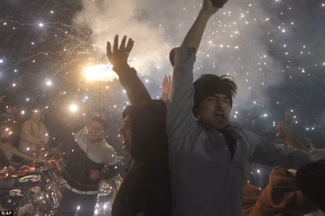 Người dân Pakistan vui mừng khi chào đón khoảnh khắc bước sang năm mới.