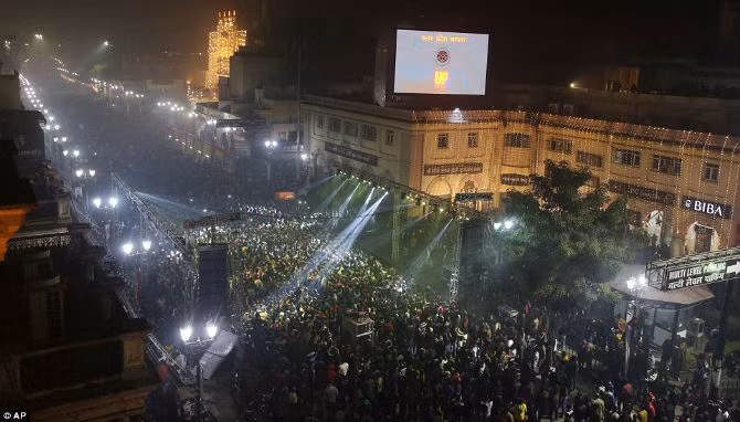 Đường phố ở Lucknow, Ấn Độ, đông nghẹt người đêm giao thừa.