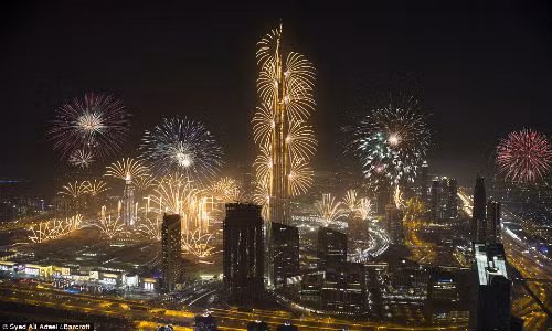 Bắn pháo hoa ở Burj Khalifa – tòa nhà cao nhất thế giới - ở Dubai, Các Tiểu vương quốc Ả-rập Thống nhất.