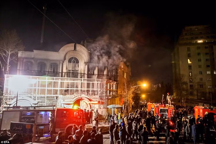 Ngày 2/1, đám đông người biểu tình Iran ném bom xăng vào Đại sứ quán Ả-rập Xê-út sau khi Riyadh hành quyết 47 tù nhân, trong đó có giáo sĩ Shiite hàng đầu Sheikh Nimr al-Nimr.