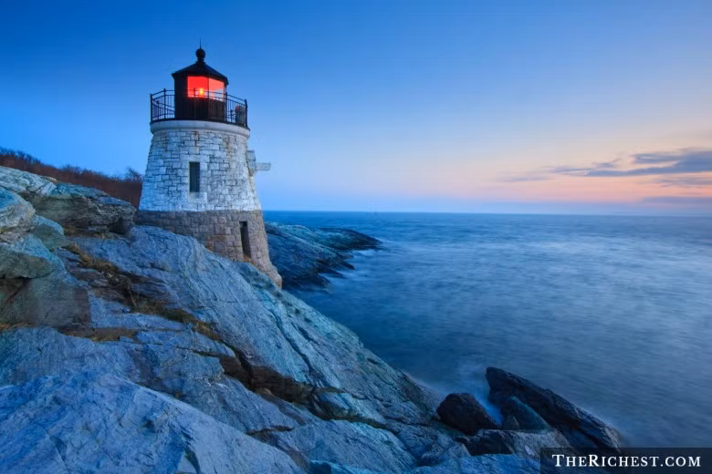 Tại Rhode Island, nếu bạn vượt một chiếc xe bên trái, bạn phải hét toáng lên để thông báo cho người điều khiển phương tiện đó biết về sự hiện diện của bạn. Điều luật này được áp dụng bất kể bạn đi xe đạp hay cưỡi ngựa.