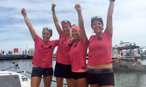 Nhóm Coxless Crew đã hoàn thành một trong những thử thách khắc nghiệt nhất hành tinh, đó là chèo thuyền vượt Thái Bình Dương. Từ trái qua phải: Bốn “bông hồng thép” Emma Mitchell, Laura Penhaul, Natalia Cohen và Meg Dyos cười tươi sau khi đến Cairn.