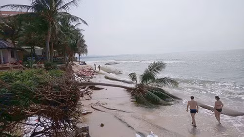 Hàng loạt resort ở du lịch Mũi Né bị sóng biển đánh sập Hang loat resort o du lich Mui Ne bi song bien danh sap