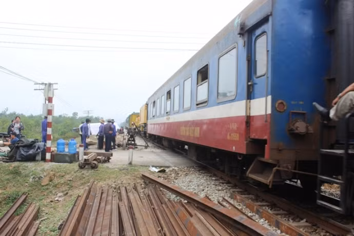Toa xe thứ 2 này cũng được cẩu cứu hộ 100 tấn còn lại "hộ tống" qua đường ngang và về ga Thừa Lưu để các chuyến tàu lưu thông trước khi trở lại "giải cứu" các toa xe còn lại và đầu máy...