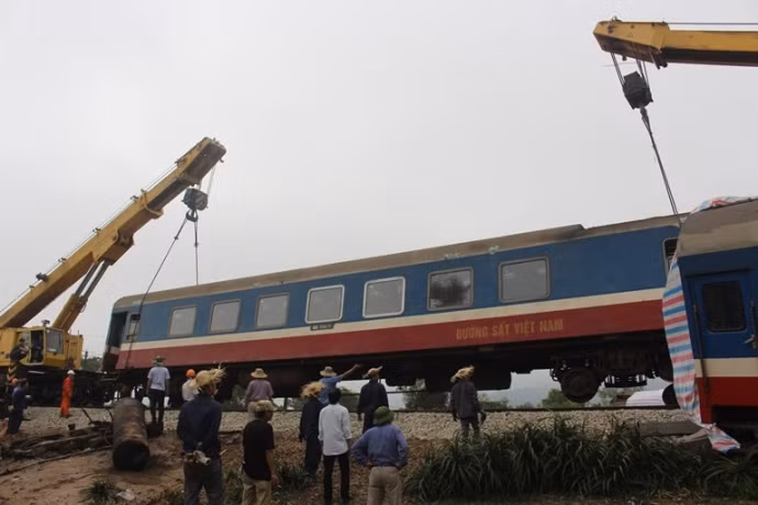 Đến 13h45 cùng ngày, toa xe thứ 2 vụ lật tàu SE2 này đã được 2 cẩu cứu hộ 100 tấn (1 cẩu từ Đà Nẵng ra và 1 cẩu từ Hà Nội vào) kéo và “hộ tống” từ hiện trường về ga Thừa Lưu (xã Lộc Tiến, huyện Phú Lộc), cách hiện trường về phía Nam 3km.