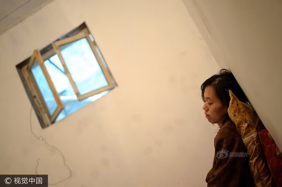 Để tránh cho Ly Dung làm bị thương chính mình và người nhà, bà Thục Vân đóng một chiếc chuồng sắt, đau lòng nhốt con gái vào trong. Khóa xích sắt rất cẩn thận. Sau đó, ngày ngày mang cơm nước, thức ăn đến cho Ly Dung. (Nguồn Sina)