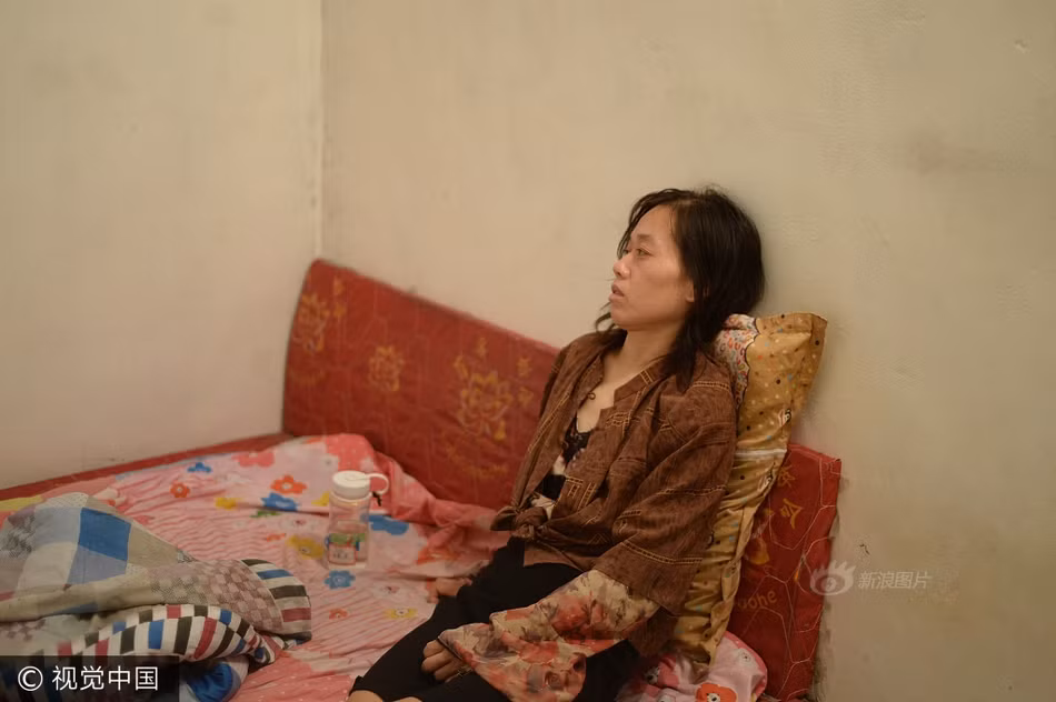 Tại Tế Nam, Sơn Đông, Trung Quốc, bên trong một căn phòng cho thuê, một cô gái kỳ lạ có tên Hạ Ly Dung, 35 tuổi ngồi dựa vào tường, trong phòng im ắng đến đáng sợ, cũng không có bất cứ vật dụng gì ngoài chiếc giường và chăn chiếu. Tất là do mẹ của Ly Dung không dám để vật dụng gì ở trong phòng vì rất sợ Ly Dung sử dụng vật đó để tự làm tổn thương bản thân. (Nguồn Sina)