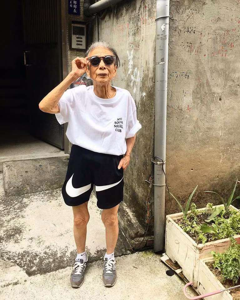 Không giống với rất nhiều người già khác, cụ bà Lâm Trang Nguyệt Lý rất chịu khó cập nhật xu hướng thời trang dành cho giới trẻ. (Nguồn Youthwant)