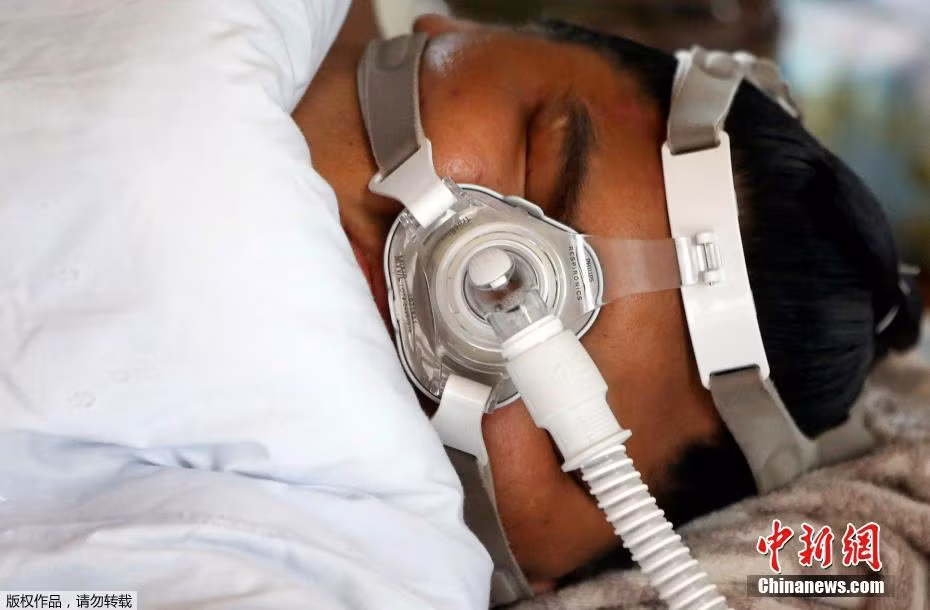 Sau bữa trưa, các võ sĩ Sumo sẽ ngủ khoảng vài giờ. Trong khi ngủ, họ sử dụng máy thở oxy để đảm bảo giấc ngủ sâu và chất lượng. (Nguồn Sina)