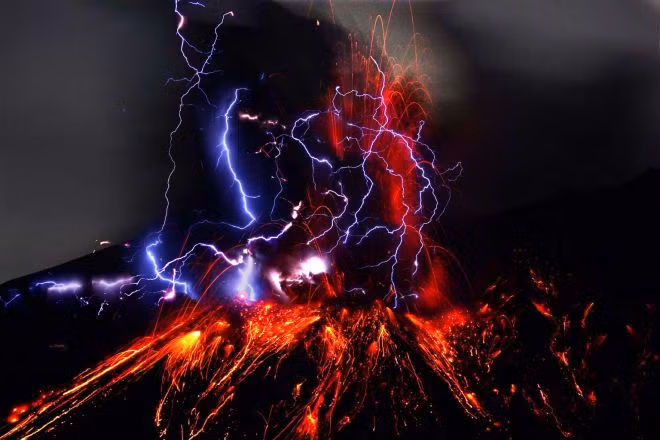 Khi một ngọn núi lửa phun trào, mọi người nhìn thấy khói, tro bụi và các cột magma lỏng nóng bỏng. Thế nhưng ít người biết được rằng, núi lửa phun trào còn có thể gây ra những cơn bão điện thực sự. Rõ ràng, khi núi lửa giải phóng quá nhiều năng lượng, nó có thể gây ra những cơn bão khủng khiếp như thế này. (Nguồn Boredomtherapy)