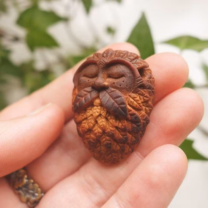 Quả bơ có rất nhiều lợi ích cho sức khỏe nhưng hạt bơ thì có thể làm gì. Hầu hết mọi người đều vứt hạt bơ đi và chẳng quan tâm gì đến nó. Thế nhưng, dưới bàn tay tài hoa của nữ nghệ sĩ Jan Campbell, những hạt bơ thực sự trở thành tác phẩm nghệ thuật tuyệt đẹp. (Nguồn Bored Panda)
