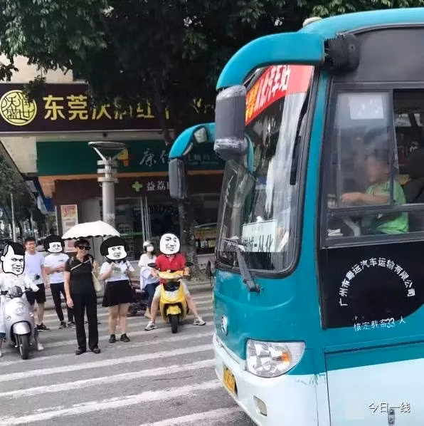 Theo báo cáo, khi xe bus bị dừng và cảnh sát giao thông lên xe khống chế, tài xế nhí ngay lập tức khóc to. Ngay sau đó, công ty vận tải cho biết tình huống cụ thể. Vào khoảng 13h47 phút ngày 30/6, một tài xế xe bus xuống xe nhưng vẫn cắm chìa khóa trên xe mang biển kiểm soát AW5338 mà mình điều khiển. Chẳng ngờ, có một cậu bé lẻn vào bãi đỗ xe, ăn trộm xe bus, vượt qua chốt kiểm tra an ninh và lái xe băng băng trên đường. (Nguồn Sohu)