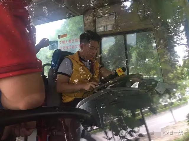 Hiện, cậu bé 9 tuổi ăn trộm xe bus đã bị bắt. Được biết, đây không phải là lần đầu cậu bé trộm cắp. Trước đây, cậu bé đã từng rất nhiều lần ăn trộm điện thoại và ví tiền. Sau khi sự việc xảy ra, công ty vận tải cũng đã thắt chặt an ninh đồng thời yêu cầu tất cả các tài xế phải rút chìa khóa xe khi rời khỏi tay lái. (Nguồn Sohu)