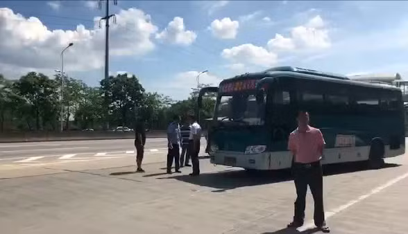 Theo thông tin đăng tải, sau khi chạy được khoảng 6km, chiếc xe bus do cậu bé to gan này điều khiển đã bị cảnh sát giao thông Tăng Thành dừng khẩn cấp lại khi đi đến đoạn đường thuộc Học viện Hoa Thương. Toàn bộ hành trình may mắn không gây ra bất kỳ tai nạn nào. (Nguồn Sohu)
