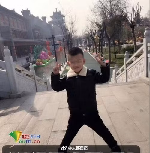Kể từ đó, Bằng Bằng ở với cha và mẹ kế. Không ai biết rằng cuộc sống của cậu bé đã trở thành địa ngục. Người mẹ kế vì ghen tị, bực bội thường xuyên trút giận lên người Bằng Bằng. Cậu bé bị đánh đập, ngược đãi thậm tệ. Nghi ngờ con trai ruột bị bạo hành, mẹ của Bằng Bằng là cô Sài Tiểu Viện cố gắng tìm cách đòi lại quyền nuôi con nhưng mãi không được chấp thuận. (Nguồn Sina)