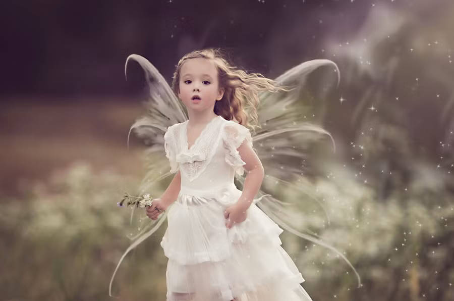 Trong ảnh là một cô bé luôn ước mơ mình sẽ là một nàng tiên hoa và nhiếp ảnh gia Rhiannon Logsdon biến ước mơ của em trở thành hiện thực. (Nguồn Sina)