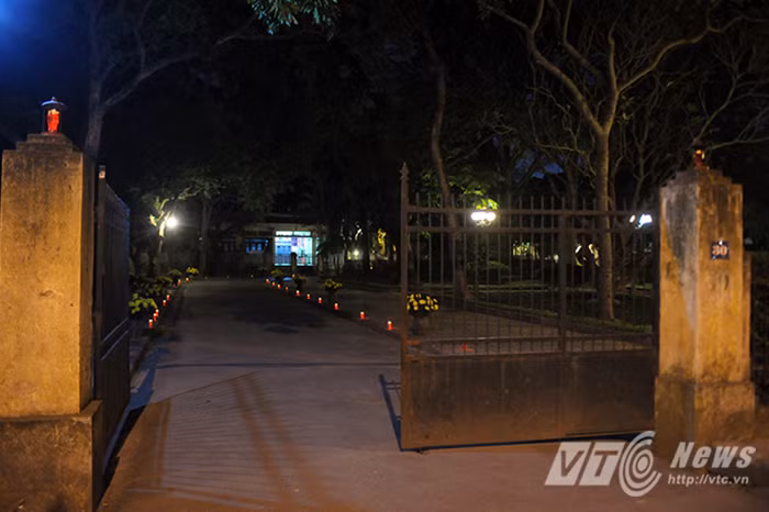 Tối 21/12, trước ngày kỉ niệm 70 năm thành lập Quân đội nhân dân Việt Nam, rất nhiều nến và hoa đã được thắp lên trong sân nhà của Đại tướng Võ Nguyên Giáp.