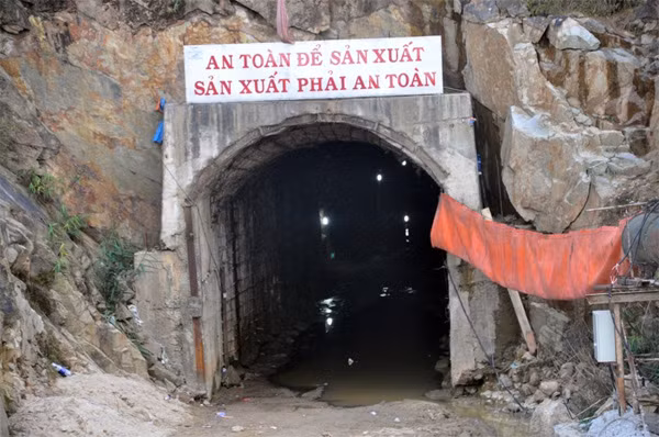 Hiện công trình hầm thủy điện Đạ Dâng đã bị cơ quan chức năng tạm đình chỉ thi công để cơ quan khám nghiệm, điều tra nguyên nhân sự cố sập hầm.