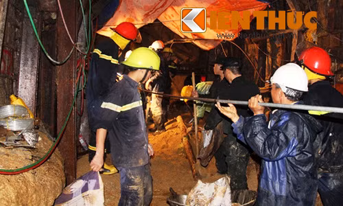 Các lực lượng cứu hộ làm việc suốt ngày đêm không ngơi nghỉ để sớm tiếp cận và giải cứu các nạn nhân.