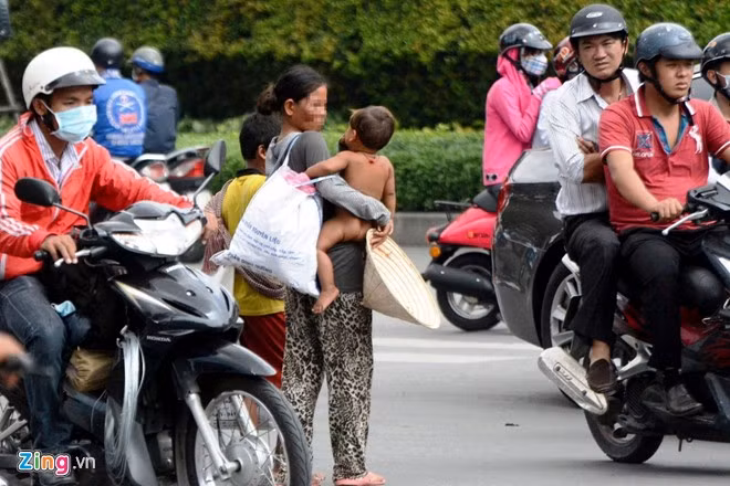 Đội quân "cái bang" ở Sài Gòn tập trung rất nhiều phụ nữ và trẻ em người Campuchia từ các tỉnh biên giới miền Tây chuyển lên. Mỗi "đội" thường có một phụ nữ đi kèm 2-3 đứa trẻ. Những đứa trẻ từ vài tháng đến 2 tuổi đen nhẻm, rách rưới là "chiêu" câu lòng thương của người dân.