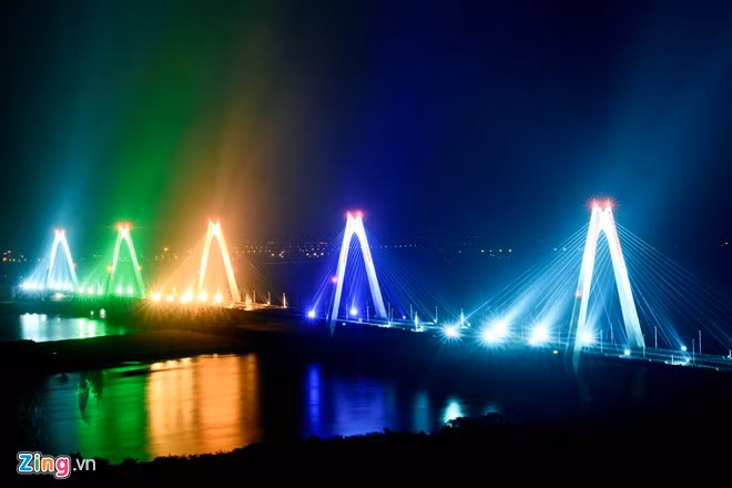 Cầu Nhật Tân: Là một phần trong tổng dự án đường vành đai 2 - tuyến giao thông đường bộ nội đô khép kín của Hà Nội dài là 43,6 km. Dự án có tổng mức đầu tư hơn 13.600 tỷ đồng, gồm vốn vay từ cơ quan hợp tác quốc tế Nhật Bản – JICA và vốn đối ứng của Chính phủ Việt Nam. Phần chính của cầu gồm dây văng liên tục 5 trụ tháp dài 1.500 m. Ngày 4/1/2015 công trình sẽ chính thức khánh thành, muộn hơn dự kiến vài tháng.