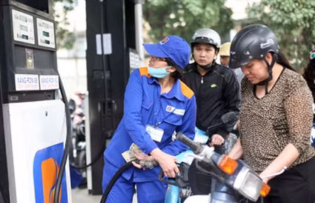Giá xăng dầu có 12 lần giảm liên tiếp trong năm. Trong năm 2014, giá xăng dầu trải qua 12 lần giảm liên tiếp, từ kỷ lục 25.640 đồng/lít vào cuối tháng 7, xuống còn 17.880 đồng vào ngày 22/12. Mặt bằng giá xăng hiện nhất trong gần 4 năm qua, giúp chỉ số giá tiêu dùng giảm đáng kể, nhờ đó, các doanh nghiệp ngoài ngành dầu khí có cơ hội hạ giá thành và mở rộng sản xuất kinh doanh.