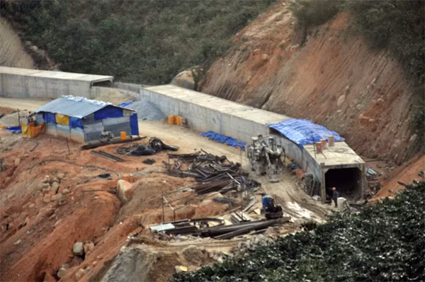 Phía đầu hầm phụ cũng chỉ có vài công nhân làm nhiệm vụ bảo vệ tài sản.