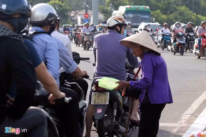Ngày mai (28/12) các lực lượng chức năng của TP HCM sẽ đưa những người ăn xin, vô gia cư vào các trung tâm hỗ trợ xã hội. Những người có khuyết tật về thần kinh, tâm thần hoặc có dấu hiệu mắc các bệnh về thần kinh, tâm thần thì được đưa về Trung tâm điều dưỡng bệnh tâm thần. Người ăn xin, lang thang có nơi cư trú nhất định (hoặc có người bảo lãnh) thì sẽ được đưa về địa phương quản lý.