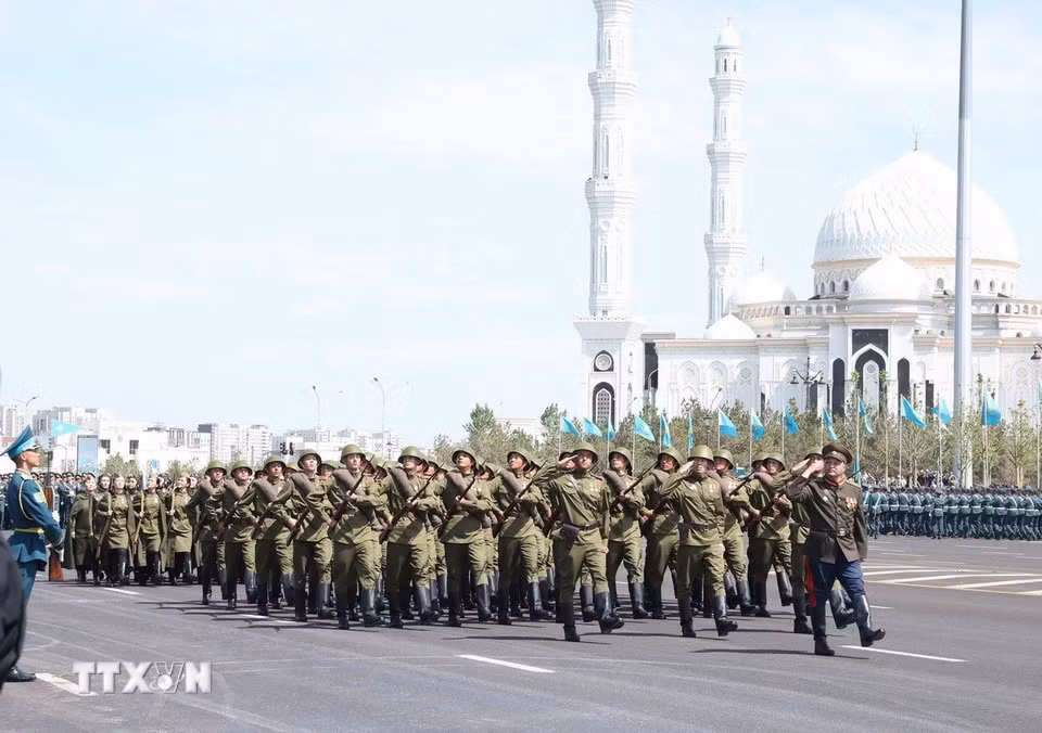 Các lực lượng vũ trang Kazakhstan duyệt binh tại buổi lễ. Ảnh: TTXVN