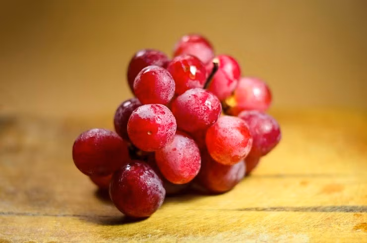 Nho đỏ chứa rất nhiều vitamin C và các chất chống oxy hóa gọi là Flavonoid có tác dụng làm giảm viêm trong cơ thể. Ở nho đỏ cũng có một loại oxy hóa đặc biệt là Resvertrol có lợi cho tim mạch, điều chỉnh lượng đường trong máu và ngăn chặn sự suy giảm nhận thức, bảo vệ làn da. Nên mua nho có màu đỏ hoặc tìm vì hàm lượng Anthocyanin cao hơn.