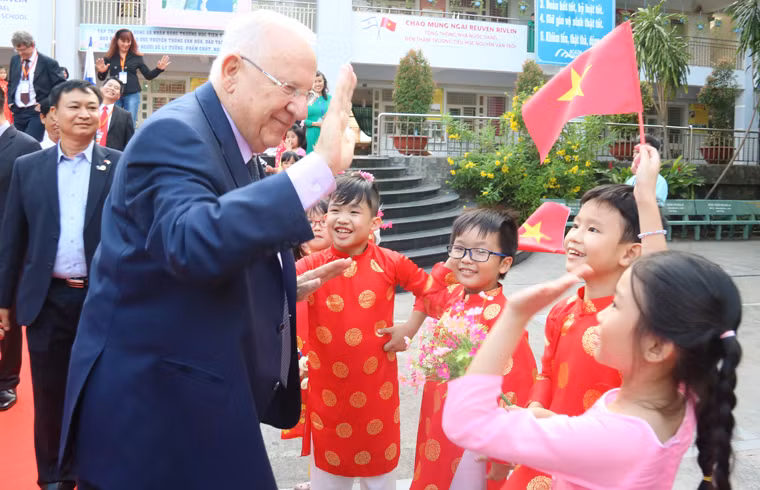 Các em học sinh vô cùng phấn khởi khi được vinh dự đón Tổng thống Israel.