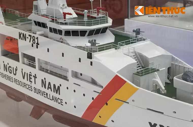 KN-781 có lượng giãn nước tới 2.400 tấn, dài 90,5 mét, rộng 14 mét, cao 7m, biên chế 35 thuyền viên. Tàu được trang bị 4 máy công suất lớn 12.016 mã lực cho phép đạt tốc độ hơn 21 hải lý/giờ, hoạt động liên tục 5.000 hải lý cho một hành trình và chịu đựng được các cấp độ sóng lớn.