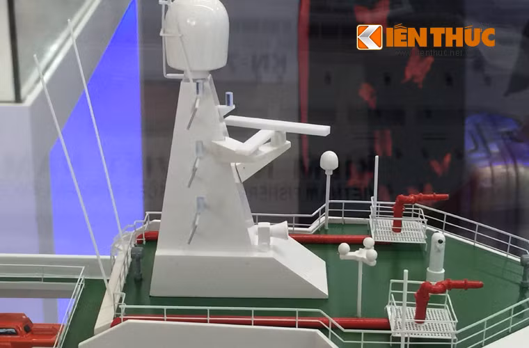 Trên nóc cabin được trang bị 2 vòi rồng công suất lớn với khả năng phun nước xa 150m, đây là tầm phun nước vượt trội so với các vòi rồng trên một số tàu tuần tra khác. Ngoài ra, trên tàu còn có vũ khí âm thanh LRAD do Mỹ chế tạo.
