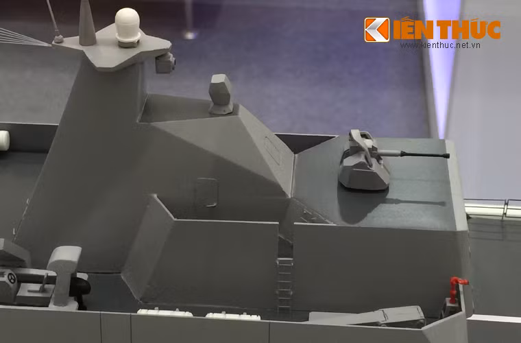 Kiểu dáng bệ pháo có thể là hệ thống phòng thủ trên hạm 30mm DS30M của hãng MSI-Defence System.