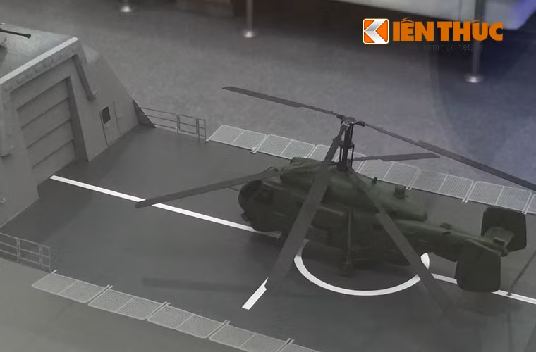 Ở đuôi tàu có một hangar nhỏ với sân đỗ cho trực thăng chống ngầm. Loại trên mô hình là Ka-27/28 do Nga sản xuất.