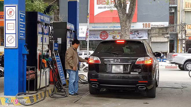 Nhiều độc giả cho rằng nên để thị trường xăng dầu vận hành theo quy luật cung cầu thay vì ép buộc sử dụng. Ảnh: Ngô Minh.
