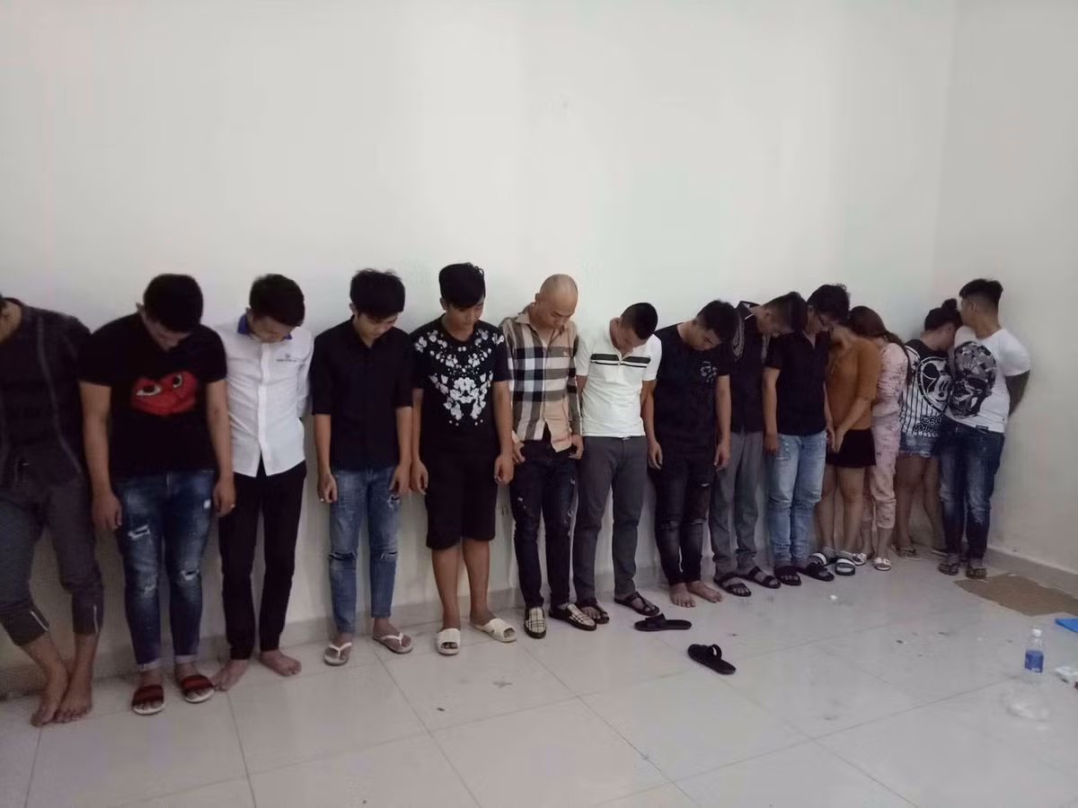 15 đối tượng bị đưa về trụ sở làm việc.