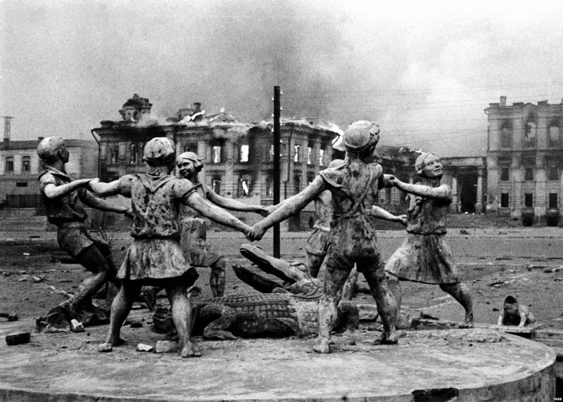 Theo đó, Hồng quân Liên Xô và người dân Staligrad chịu tổn thất lớn. Dù vậy, quân và dân Liên Xô quyết tâm chiến đấu đến hơi thở cuối cùng để bảo vệ thành phố Staligrad.