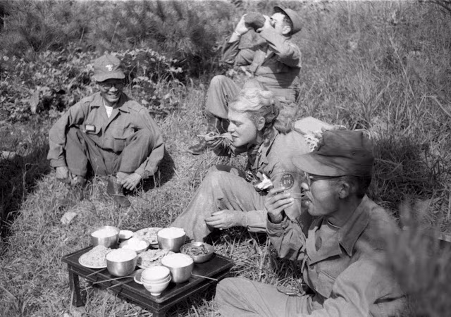Nhiếp ảnh gia Margaret Bourke-White cùng ăn với một nhóm binh sĩ Hàn Quốc năm 1952. Dù công việc phóng viên chiến trường vô cùng khó khăn và nguy hiểm nhưng không làm Margaret chùn bước.