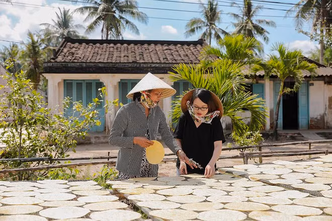 Huyện Giồng Trôm ở Bến Tre có nghề làm bánh tráng Mỹ Lồng, bánh phồng Sơn Đốc được đưa vào danh mục Di sản văn hóa phi vật thể quốc gia từ năm 2018. Ước tính nghề truyền thống ở đây đã có mặt hơn 100 năm. Dân gian lưu truyền câu "Bánh tráng Mỹ Lồng, bánh phồng Sơn Đốc" để ca ngợi đặc sản này của xứ dừa Bến Tre. Ảnh: Vietnam Signature.