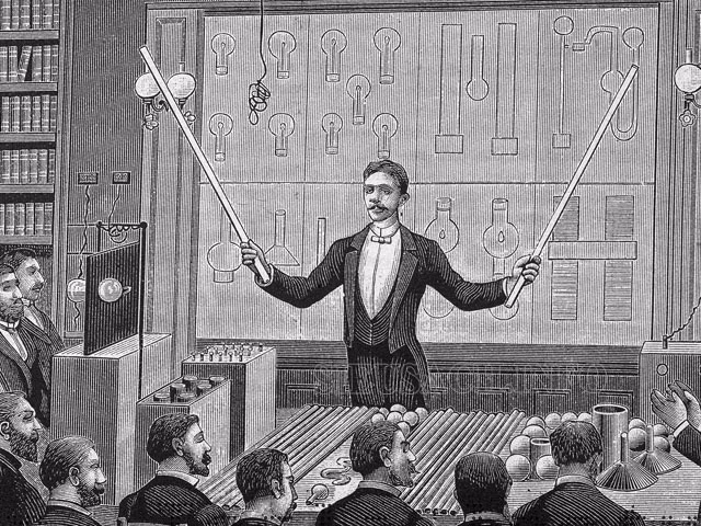 Điển hình là việc Nikola Tesla từng nhận lời trả lời phỏng vấn trên tờ The New York Times năm 1926. Trong cuộc phỏng vấn đó, ông đề cập đến ý tưởng con người liên lạc với nhau thông qua một thiết bị không dây.