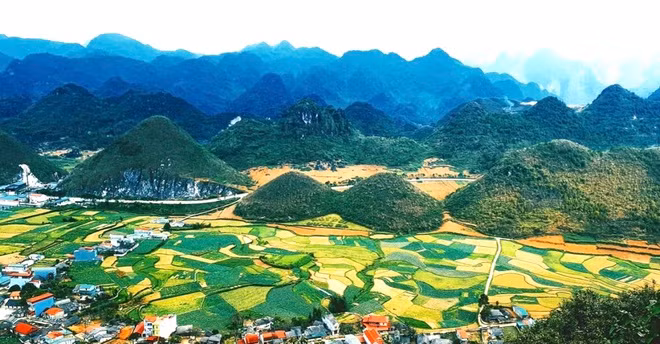 Núi đôi Quản Bạ là thắng cảnh ở thị trấn Tam Sơn, huyện Quản Bạ, tỉnh Hà Giang. Điểm đặc biệt là hai quả núi có hình dáng tựa hai trái đào tiên hoặc còn được ví như bộ ngực căng tròn khiến du khách không khỏi ngỡ ngàng trước vẻ đẹp kỳ vĩ của tạo hoá. Núi đôi Quản Bạ được Bộ Văn hoá, Thể thao và Du lịch công nhận là Danh thắng cấp quốc gia vào năm 2010. Ảnh: Blovender.