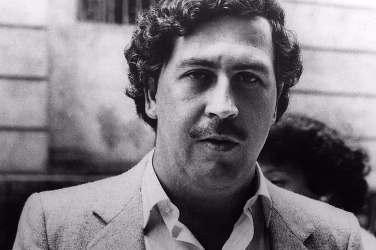 Trước khi trở thành trùm ma túy giàu có và khét tiếng, Escobar từng trộm xe, bia mộ rồi bán cho những kẻ buôn lậu.