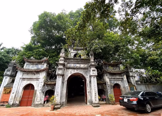 Tại phường Quang Trung, TP Hưng Yên, tỉnh Hưng Yên có Đền Mẫu nổi tiếng, nằm ven hồ Bán Nguyệt, là chốn linh thiêng của Quần thể di tích Phố Hiến. Đền Mẫu thờ bà Quý Phi họ Dương. Nghi môn của Đền được xây dựng khá đẹp. Bước vào sân đền là những cây cổ thụ rợp bóng, cảnh sắc thanh bình. Hàng năm, tại đền có lễ hội truyền thống diễn ra vào tháng 3 Âm lịch. Ảnh: Mai Dao Thanh.