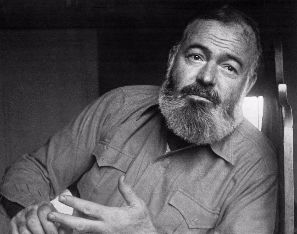 Để hoàn thành tiểu thuyết "Ông già và biển cả" nhanh như vậy, Hemingway đã nghĩ về cốt truyện trong 13 năm. Nhà văn nổi tiếng người Mỹ "thai nghén" tác phẩm này khi biết tới làng chài Kojima. Kể từ đó, trong hơn 10 năm, ông lên ý tưởng và thu thập tư liệu từng chút một.