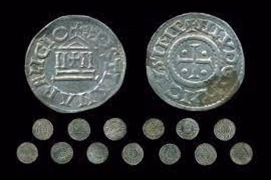 Các chuyên gia suy đoán 118 đồng xu bạc thuộc kho báu mới phát hiện trên có thể nằm tại thị trấn giao thương sầm uất Truso của người Viking thời xưa. Nguyên do là bởi kho báu này tìm thấy cách bờ biển Baltic khoảng 100 km.
