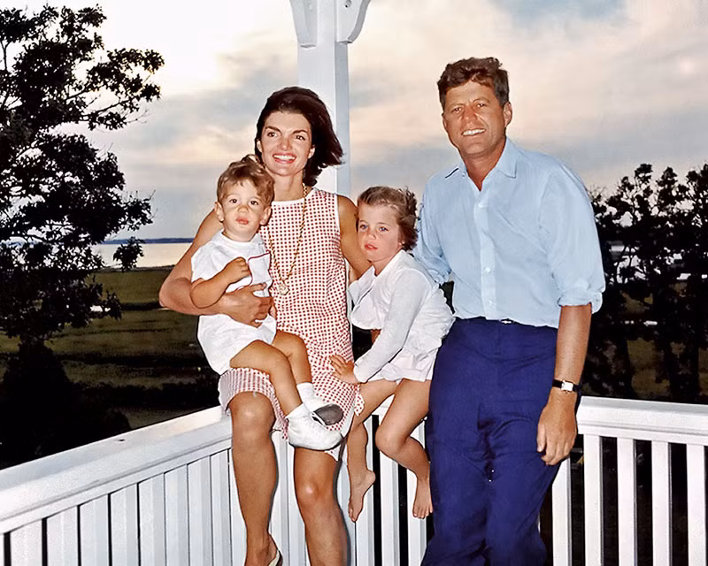 Không những vậy, vợ của Tổng thống Kennedy là Jackie Kennedy cũng xuất thân trong gia đình trâm anh thế phiệt. Bà là con gái của một trong những người giàu nhất nước Mỹ và là Chủ tịch đầu tiên của Ủy ban Giao dịch chứng khoán (SEC).