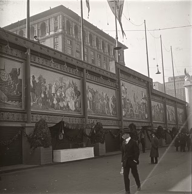 Người dân chiêm ngưỡng những bức tranh tường dọc một đại lộ ở New York.