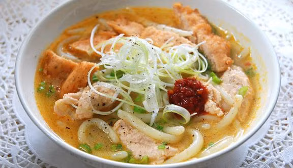 Cháo canh hay còn gọi là cháo bánh canh là món ăn được người dân địa phương yêu thích ở Hà Tĩnh. Không phải du khách nào đến nơi đây cũng được nếm thử món này. Bánh canh được dùng với nước hầm xương, tôm, trứng cút, thịt heo hầm nhừ và ớt cay đặc trưng đem đến hương vị mới lạ, khó quên. Ảnh: ota.