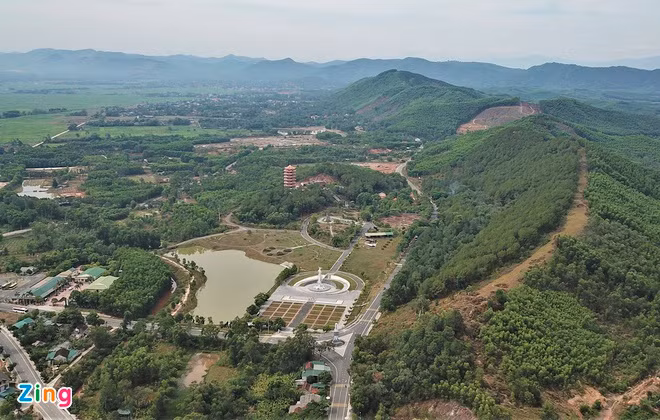 Ngã ba Đồng Lộc là khu di tích lịch sử cấp Quốc gia nổi tiếng, thu hút nhiều du khách trong và ngoài nước. Đây cũng là cửa ngõ giao thông từ miền Bắc và đường mòn Hồ Chí Minh, nơi hứng chịu nhiều bom đạn từ những năm kháng chiến. Du khách đến nơi đây để tìm hiểu, tri ân những hiện vật còn sót lại, tưởng nhớ các anh hùng, liệt sỹ, nữ thanh niên xung phong đã ngã xuống vì độc lập dân tộc.